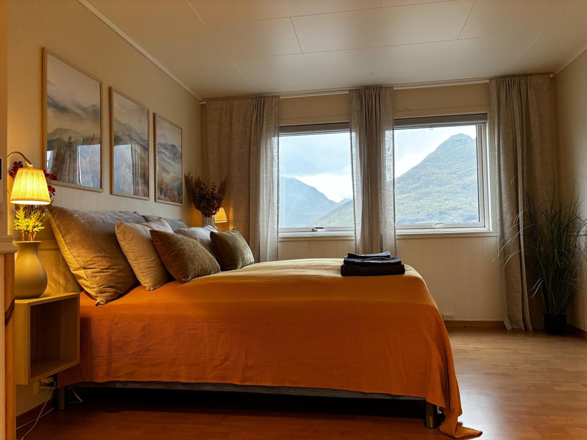 Spacious Waterfront Gem - Panoramic View - Terrace *
