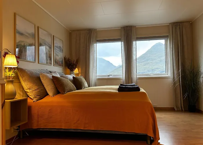 Spacious Waterfront Gem - Panoramic View - Terrace