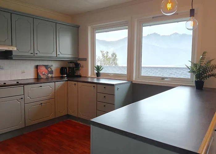 Spacious Waterfront Gem - Panoramic View - Terrace